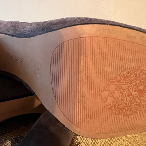 VINCE CAMUTO GRAY SUEDE LEATHER BOOTS WITH HEEL. LACE UP WITH SIDE ZIPPER! - Picture 12 of 16